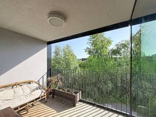 Dit comfortabele appartement in de Nadine Crappéstraat bevindt zich in een recente en moderne wijk in Malem. Het gebouw dateert van 2010, waardoor het appartement nog zeer nieuw aanvoelt en voldoet aan de hedendaagse normen. De ligging biedt een mooie balans: u woont hier te midden van het groen en in alle rust, terwijl u zich aan de stadsrand van Gent bevindt met een onmiddellijke aansluiting op de belangrijkste invalswegen en snelwegen.Binnenin beschikt het appartement over een zeer ruime woonkamer die geniet van veel lichtinval. Direct aansluitend op de leefruimte vindt u het terras, een ideale plek om buiten te ontspannen. Met twee volwaardige slaapkamers en een praktische indeling is dit een heel comfortabele en instapklare thuis op een strategische locatie.Autostaanplaats bij te huren aan 80,00 EUR/maand.Indeling van het appartement:inkomhal - woonkamer - keuken - terras - berging - toilet - slaapkamer 1 - slaapkamer 2 - badkamerBeschikbaar vanaf 01/09/2026.