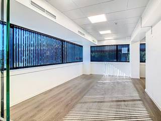 Kantoor te huur van ca. 158 m² te Kortrijk. Het kantoor is gelegen nabij diverse invalswegen en het centrum van Kortrijk. Het kantoor bestaat uit een gemeenschappelijke trappenhal met lift, een privatieve inkom, een landschapsbureel, een kitchenette, 2 aparte burelen, een vergaderzaal, een bergruimte en sanitair.Extra troeven van dit onroerend goed zijn:> Ruime voorliggende parking ;> Regenwater ;> Zonnepanelen ;> Mogelijkheid tot elektrische laadpaal.Bent u op zoek naar een kantoor te huur in Kortrijk? Aarzel dan zeker niet om ons te contacteren op het nummer 056 21 11 11!