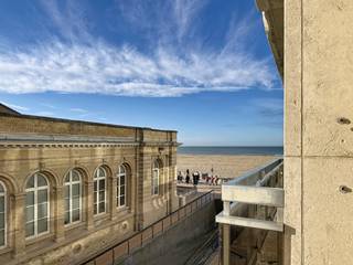 Op zoek naar een ruim en lichtrijk appartement (met lift) aan de kust? Dit prachtig gerenoveerde appartement met 2 grote slaapkamers en zijdelings zeezicht biedt alles voor wie comfortabel en stijlvol wil wonen.De gezellige leefruimte is ruim opgezet en combineert hedendaags comfort met karaktervolle elementen: authentieke sierstukken en een elegant haardelement werden smaakvol bewaard. Daarnaast beschikt het appartement over een praktische aparte keuken.Verder zijn er 2 ruime slaapkamers en een moderne badkamer met inloopdouche, volledig vernieuwd en instapklaar.Uniek is dat er slechts één appartement per verdieping is, wat zorgt voor extra rust en privacy. Bovendien kan u vanuit het appartement genieten van een prachtig zijdelings zeezicht.Troeven van dit appartement:- Groot en lichtrijk met zijdelings zeezicht- Ruime leefruimte met authentieke sier- en haardelementen- Aparte keuken- 2 grote slaapkamers- Moderne badkamer met inloopdouche- Rustig wonen: 1 appartement per verdieping- Centrale ligging dicht bij zee en voorzieningenEen ideaal appartement voor wie stijl, ruimte en comfort wil combineren met de charme van de Belgische kust.Ben je geïnteresseerd in dit pand te huur in Oostende? Ga naar de website www.dewaele.com, klik op het pand dat je wenst te huren. Via de rode knop "vraag je bezoek aan" vragen we u kort een profiel in te vullen. Daarna nemen we contact op voor een bezoek. Telefonisch kunnen er geen afspraken gemaakt worden. Bezoek aanvragen