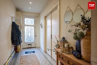 Deze woning ligt in een rustige buurt in Deinze, op wandelafstand van winkels, scholen en het station. Alles wat je nodig hebt, is vlakbij. Ook De Brielmeersen en de Leie zijn in de buurt, ideaal voor wie houdt van groen en ontspanning. Een toplocatie die comfort en bereikbaarheid perfect combineert.<br /><br />Achter de gevel van deze gesloten bebouwing schuilt een verrassend ruime woning met een bewoonbare oppervlakte van 187 m². Op het gelijkvloers vind je een lichtrijke leefruimte, een aparte keuken en een badkamer met een toilet. De woning beschikt over drie volwaardige slaapkamers, waarvan één eventueel ingericht kan worden als bureau of hobbyruimte. Verder is er boven nog een badkamer en een apart toilet, handig voor grotere gezinnen of gasten.<br /><br />De woning is voorzien van centrale verwarming en is over het algemeen op te frissen, wat meteen een mooie kans biedt om alles naar eigen smaak in te richten.<br /><br />Buiten geniet je van een gezellige tuin, ideaal voor een koffiepauze in de zon of een BBQ-moment met vrienden. <br /><br />Deze woning biedt veel potentieel voor wie op zoek is naar ruimte, structuur én mogelijkheden om er een echte thuis van te maken.<br /><br />Contacteer Topvastgoed voor een bezoek op het nummer 0475 700 700.