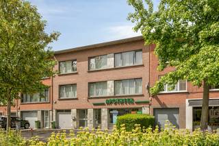 Zoekt u een uitzonderlijk appartement met het comfort van een huis? Dit duplex appartement aan de De Vlaschaardstraat 5 in Merksem biedt 285 m² bewoonbare oppervlakte en een dubbele garagebox. Een appartement kopen op deze centrale locatie is een slimme keuze nabij winkels, scholen en openbaar vervoer.De leefruimte ademt sfeer dankzij de parketvloer en de openhaard. Aansluitend bevindt zich de grote veranda met tuincontact. De aparte keuken is volledig ingericht en voorzien van alle comfort. Dit aanbod beschikt bovendien over een dubbele garagebox – een zeldzaamheid in de gemeente. Voor wie ruim wil wonen, is dit pand een absolute aanrader.Indeling appartement:- Gelijkvloers: inkomhal en garagebox voor twee wagens- Eerste verdieping: zithoek, eethoek met openhaard, keuken, veranda, gastentoilet en bureau- of wasruimte- Tweede verdieping: nachthal, 5 grote slaapkamers (waarvan één met kastenwand, één met en-suite badkamer, één met terras) en badkamer met ligbad.Bijzonderheden:- Centrale toplocatie in Merksem nabij invalswegen- 285 m² oppervlakte met 5 slaapkamers en 2 badkamers- Grote veranda en dubbele garageboxBen jij geïnteresseerd in dit vastgoed te koop in Merksem? Aarzel dan niet om ons te contacteren. Dewaele Merksem aan de Lambrechtshoekenlaan 183 staat graag tot uw dienst. Had u graag een gratis schatting van uw eigendom? Bel ons voor een vrijblijvend gesprek of mail naar yannick.schnorbusch@dewaele.comBestuursmaatregelen in het maatregelenregister: nee