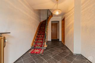 Vandaag nemen we je mee naar Antwerpen, waar we deze ruime gesloten bebouwing terugvinden. De woning combineert een royale indeling met authentieke elementen en heel wat praktische troeven.<br /><br />Op het gelijkvloers komen we binnen via de inkomhal, die toegang biedt tot een apart toilet, een praktische bergruimte en de inpandige garage met elektrische poort. Achteraan vinden we bovendien een aangename koer, ideaal als buitenruimte.<br /><br />Op de eerste verdieping bevindt zich de bijzonder mooie leefruimte. Dankzij de authentieke elementen en de parketvloer geniet deze ruimte van een warme en karaktervolle uitstraling. Er is voldoende plaats voor zowel een gezellige zithoek als een eetplaats. Aansluitend vinden we de keuken en toegang tot het terras met buitenberging.<br /><br />Op de tweede verdieping bevinden zich drie ruime slaapkamers en de badkamer, waardoor deze woning perfect geschikt is voor een gezin.<br /><br />Omwille van het EPC-label D is er geen renovatieverplichting van toepassing.<br /><br />Ben je op zoek naar een ruime karaktervolle woning in Antwerpen? <br />Contacteer ons gerust via bryann@julimmo.be of 0492 86 51 03.
