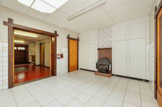 <p><span>Are you looking for a home where you really have space to live, work, and tinker? This charming townhouse of approximately 191 m² on Azalealei in Merksem combines a full-size garage with a workshop, three bedrooms, and a pleasant garden—all just a stone’s throw from downtown Antwerp.</span></p><p><span>The highlights:</span></p><ul><li><span>Exceptionally spacious:</span><span> approx. 191 m² of living space, spread over three levels, on a lot of approx. 113 m².</span></li><li><span>Garage and workshop:</span><span> You can park indoors and also have a full-fledged workshop—ideal for those who want to work from home, tinker, or store items.</span></li><li><span>Three bedrooms:</span><span> Two full-sized bedrooms plus a smaller room, perfect as an office, guest room, or children’s room.</span></li><li><span>Separate laundry room:</span><span> Your washer and dryer are out of sight, with a courtyard right next to them.</span></li><li><span>Courtyard and garden:</span><span> A sheltered courtyard for drying laundry, and behind it a green city garden, enclosed by mature hedges.</span></li><li><span>EPC F-label (591 kWh/m² per year):</span><span> A home with renovation potential, where you can tailor the energy upgrades entirely to your own preferences.</span></li></ul><p><span>Layout and finishes:</span></p><p><span>You step into a spacious entry hall that extends deep into the building and provides immediate access to the indoor garage. At the rear of the ground floor lies this home’s greatest asset: a spacious, fully tiled workshop with skylights in the ceiling, built-in cabinets, and a countertop with a sink. Next to it is the separate laundry room. Through the adjoining room with a glass roof, you step outside onto the courtyard, and from there into the garden—a peaceful, green oasis where you can barely hear the city.</span></p><p><span>One floor up lies the heart of the home. The living area is wonderfully cozy, featuring solid hardwood floors, exposed wooden beams against white plaster walls, and a wide bay window that floods the space with natural light. The kitchen flows seamlessly into this space, and on the same floor you’ll find the bathroom with a bathtub, shower, and double sink. On the second floor are two full-sized bedrooms and a third, smaller room. One of the bedrooms opens onto the front balcony, offering a view of the avenue.</span></p><p><span>About the neighborhood:</span></p><p><span>Azalealei is a pleasant, green avenue in Merksem, featuring charming facades and a peaceful street scene. Here, you’ll live close to the center of Merksem with its shops and schools, while Antwerp’s city center is just a short bike ride or public transit trip away. You can also reach the Ring and the major access roads in no time—you’re centrally located without compromising on quality of life.</span></p><p><span>Interested in a tour? Contact us today at 03/646.66.55 or lynn@sinjoor.be!</span></p>