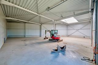 <p>KMO-unit te koop Genk - BEDRIJVENPARK KOMPELLAAN<br /><br />Bedrijvenpark Kompellaan: 21 moderne KMO-units langsheen de Kompellaan in Genk. Dit complex biedt kleine en middelgrote ondernemingen de perfecte plek om te starten, groeien en te innoveren. De unit 1 heeft een oppervlakte van 299m² en beschikt over 3 parkeerplaatsen. De unit wordt casco opgeleverd. <br /><br />KMO-Unit 1<br />- oppervlakte: 299m²<br />- staalstructuur met geïsoleerde wanden en dak<br />- sectionaalpoort 4mbr x 4,2mh<br />- 3 privatieve parkeerplaatsen<br /><br />Voor meer info 011/39 90 50 of info@jansenrealestate.be<br />https://www.jansenrealestate.be/project-kompellaan/6190088/</p>