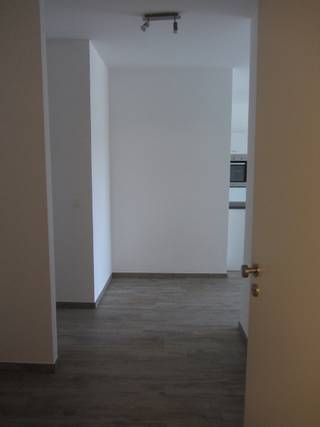 Uitstekend gelegen appartement op gelijkvloerse verdieping bestaande uit: inkomhal, bergruimte, toilet, badkamer, leefruimte, keuken, 2 slaapkamers en zuidgericht terras.<br />Autostaanplaats en kelderberging op verdiep -1.<br />Gemeenschappelijke kosten 45-euro per maand.<br />EPC: 83 kWh/m2 of label A.<br />Beschikbaar: februari 2026, vroeger mogelijk in samenspraak.