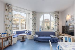 Résidence SYLVIANE : dans un petite copropriété situé à 30m de la digue de Westende-bains et près du centre, agréable appartement de coin situé au 1er étage sans ascenseur et comprenant : un hall d'entrée avec vestiaire, un living très lumineux avec une vue dégagé sur un parc et bénéficiant également d'une vue latérale sur la mer, une cuisine équipée, deux belles chambres à coucher, une salle de bains avec baignoire et lavabo, petite terrasse situé sur la façade arrière, toilette séparée et emplacement de rangement dans la cave au sous-sol. Chauffage central au gaz et nouveaux châssis en PVC. Frais communs peu élevés. Très belle hauteur sous plafond.