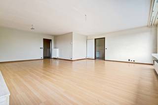 <p>Welkom in jouw nieuwe thuis! Dit appartement bevindt zich op een bruisende locatie in Merksem, waar het dagelijkse comfort centraal staat. Winkels, scholen en openbaar vervoer ontdek je binnen handbereik, terwijl het groene park ‘Distelhoek’ zich pal aan de overkant begeeft. Kortom, een plek waar je geniet van het beste van beide werelden.</p>
<p>Hoewel het appartement hier en daar wat opfrissing kan gebruiken, beschikt het over tal van troeven die meteen weten te overtuigen. Denk maar aan de royale bewoonbare oppervlakte, een gezellig terras met een prachtig uitzicht over de omliggende natuur en een interieur boordevol karakter. De authentieke retro-elementen zoals de karakteristieke muurtegeltjes in de keuken en de iconische oranje-bruine vloer in de inkomhal geven het geheel een unieke en vooral een warme uitstraling.</p>
<p>De riante leefruimte baadt in het natuurlijk daglicht dankzij de grote raampartijen terwijl de open haard het hart vormt voor gezellige familieavonden. De keuken werd praktisch geïnstalleerd met aangrenzend een aparte berging die is uitgerust met aansluitingen voor was- en droogmachine. Verder zijn er nog 3 volwaardige slaapkamers (17 m², 12 m² &amp; 11 m²) en maar liefst 2 aparte badkamers voorzien, waardoor er voldoende ruimte is voor het hele gezin.</p>
<p>Een appartement met een ziel, volumes en eindeloos potentieel. Klaar om door zijn nieuwe bewoners een nieuw leven ingeblazen te worden!</p>
<p><strong>Mogelijkheid tot het aankopen van een garagebox à € 20.000,00. </strong></p>
<p><strong>Maandelijkse kosten: </strong>Provisie van € 166,65 (inclusief lift, schoonmaak en onderhoud, water en elektriciteit gemene delen, syndicus, verzekeringen, …) met een jaarlijkse afrekening.</p>
<p><strong>Technische gegevens: </strong>Geïsoleerd dak, dubbele beglazing in aluminium, centrale verwarming op gas via een condenserende ketel.</p>
<p><strong>Stedenbouwkundige inlichtingen en bodemattest aanwezig. Asbestveilig (maar niet asbestvrij). Bevindt zich niet in een risicozone voor overstromingen (P-score D en G-score C). Renovatieverplichting niet van toepassing.</strong></p>