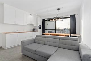 <p><span>APPARTEMENT 2ème ETAGE 2.3</span></p><p><span> </span></p><p><span>1/ Parties communes :</span></p><p>-<span> Jardin avant : </span><span>équipé de boîtes aux lettres</span></p><p>-<span> hall d'entrée : </span><span>équipé d'un système de vidéophone, d'un ascenseur et d'un escalier</span></p><p>-<span> parking souterrain de 9 places : </span><span>accessible par l'allée et le portail à bascule automatique. Le sol est en béton armé et poli. </span></p><p>-<span> autres locaux souterrains :</span><span> local technique, local à vélos, local à déchets, local de nettoyage.</span></p><p>-<span> 5 places de parking visiteurs supplémentaires : </span><span>au niveau du sol</span><span> </span><span>et situées côté rue.</span></p><p>-<span> pour la description des autres parties communes :</span><span> décrites dans l'</span><span>acte de base</span><span>, à demander à notre bureau.</span></p><p><span> </span></p><p><span>2/ Parties privatives :</span></p><p><span> </span></p><p><span>A / appartement : </span></p><p><span>- entrée</span></p><p>-<span> WC séparé : </span><span> équipé d'un lavabo</span></p><p>-<span> Salle de bain </span><span>(3,6m²)</span><span>: </span><span>équipée d'une cabine de douche séparée et d'un meuble de salle de bain avec double vasque.</span></p><p>-<span> Chambre </span><span>(12,70m²)</span></p><p>-<span> Séjour avec cuisine ouverte </span><span>(22m²) </span>: </p><p>-<span> Cuisine ouverte : </span><span>entièrement équipée avec un îlot de cuisine (avec évier en céramique, placards intégrés, lave-vaisselle, double évier), et armoire de cuisine avec plaque de cuisson électrique avec hotte aspirante, multi-four électrique et réfrigérateur. </span></p><p>-<span> Pièce de rangement séparée </span><span>(4m²)</span><span>: </span><span>adjacente à la cuisine</span></p><p>-<span> Terrasse </span><span>(10m²) : en béton, carrelée. Le garde-corps de la terrasse est en acier émaillé noir.</span></p><p><span>- caractéristiques générales : </span></p><p><span>Entièrement sur carrelage. Charpente en aluminium à rupture de pont thermique.</span></p><p><span>Equipé d'une pompe à chaleur, de panneaux solaires et d'un système de ventilation D Systheem.</span></p><p><span> </span></p><p><span>B/ espaces souterrains (à acheter séparément) :</span></p><p>-<span>1 place de parking n° 3</span></p><p><span>- 1 débarras séparé n° 7</span></p><p><span> </span></p><p><span>Avantages supplémentaires :</span></p><p><span>- Chauffage par le sol avec pompe à chaleur</span></p><p><span>- Ventilation D</span></p><p><span>- Panneaux solaires</span></p><p><span> </span></p><p><span>CONDITIONS DE LA VILLE DANS LE CADRE DE L'INFORMATIONPLIGHT:<br />1)DÉVELOPPEMENT PERMIS<br />2)LOGEMENT PERMIS<br />3)DÉVELOPPEMENT NON PERMIS<br />4)PAS DE DROIT DE VENTE<br />5)DÉVELOPPEMENT PERMIS#NewLine</span></p><p><span> </span></p><p><span> </span></p><p><span> </span></p><p><span> </span></p>