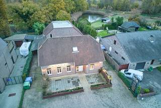 <p>Ben je gedreven en op zoek naar een mooie locatie en nieuwe uitdaging?<br />Wel, dan is dit uitstekende handelspand met woonst, gelegen aan de Luikersteenweg, iets voor jou. Het geheel ligt op een uitgestrekt perceel van 5664m² en heeft een netto bruikbare oppervlakte gelijkvloers van ca 378m².<br />Deze commerciële ruimte biedt een ideale kans voor ondernemers die op zoek zijn naar een plek die zowel werk als wonen combineert.<br />De uitstekende verbinding met de omliggende gemeenten draagt bij aan de vele mogelijkheden die dit handelspand te bieden heeft. <br /><br />De flexibele indeling biedt tal van mogelijkheden, waardoor je het pand geheel naar eigen wens kunt inrichten. De ruimte is geschikt voor diverse bedrijfsactiviteiten, wat het extra aantrekkelijk maakt.</p>
<p>Naast de commerciële voordelen is er ook de mogelijkheid tot woongenot. Dit pand biedt de gelegenheid om boven jouw zaak te wonen, wat praktisch is.<br /><br /><span><u><strong>INDELING</strong></u></span><br /><u>Gelijkvloers</u> : inkom - diverse functionele ruimtes - orangerie - toiletruimtes - mezzanine<br /><u>Verdieping</u> : trap naar verdieping - keuken - zitplaats - badkamer - 3 slaapkamers - nachthal<br /><u>Kelder</u> : kelder met verschillende bergingen<br /><br />Tuin : aangenaam terras omgeven door een aangelegde tuin met vijver waar het heerlijk vertoeven is<br /><br /><strong>Interesse om dit pand te ontdekken ? Maak een afspraak via email (joris@limbo.be) of telefoon (0496/166 339); ik begeleidt je graag verder.</strong><br /><br /> </p>