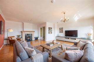 <p><span>Goed onderhouden appartement met weids zicht over Antwerpen met 2 slaapkamers.</span></p><p><span> </span></p><p><span>Dit appartement op de 13de verdieping heeft een heel mooi uitzicht over Antwerpen. Het is goed onderhouden</span></p><p><span>en heeft twee slaapkamers. Gelijkaardige appartementen hebben drie slaapkamers. Mits de nodige aanpassingen is </span></p><p><span>dat hier ook mogelijk. Overal dubbele beglazing.</span></p><p><span><br /></span><span>Indeling:</span></p><p><span> </span></p><p><span>Een ruime inkomhal met ingemaakte kasten.</span></p><p><span>Keuken is goed onderhouden en heeft aanpalend een terras met fantastisch uitzicht.</span></p><p><span>Leefruimte op parket is zeer ruim en kan nog opgesplitst worden voor een derde slaapkamer.</span></p><p><span>Apart toilet.</span></p><p><span>Badkamer is te renoveren.</span></p><p><span>Twee ruime slaapkamers.</span></p><p><span>Kelder nr 41.</span></p>