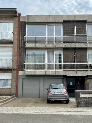 <p><span>Appartement met fietsenberging en autostaanplaats te Kapellen</span></p><p><span><br />Via de gemene traphal gaat u naar de 2de verdieping. Bij het betreden van het appartement kom je terecht in de inkomhal.<br />De inkomhal biedt toegang tot een ruime, lichtrijke leefruimte met een oppervlakte van ongeveer 31 m</span><span><sup>2</sup></span><span>. <br />Aansluitend bevindt zich een open keuken voorzien van (bergkasten, elektrische kookplaat, dampkap, vaatwasmachine, spoelbak en aansluiting voor koelkast en (microgolf)oven. <br />De badkamer is voorzien van een bad/douche, lavabo, toilet en aansluiting voor wasmachine en droogkast. <br />Dit appartement beschikt over 2 slaapkamers met een oppervlakte van 13m</span><span><sup>2</sup></span><span> en 9m</span><span><sup>2</sup></span><span>. <br /><br /></span></p><p><span>Aan de voorzijde van het gebouw beschikt het eigendom over een kleine garage/fietsen berging met daarvoor plek om een auto te parkeren.<br />Gemeenschappelijke kosten: 50 EUR/maand (inclusief water en kosten gemeenschap), snel beschikbaar. Dit appartement is geschikt voor maximum 3 personen.</span></p><p><span> </span></p><p><span> </span></p><p><span> </span></p><p><span> </span></p>