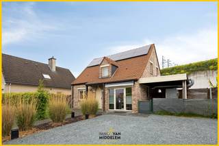 <strong>Immo Van Middelem verkoopt deze INSTAPKLARE en doorheen de jaren VERNIEUWDE woning met 3 slaapkamers, veranda, carport, garage (op vandaag in gebruik als take-away-keuken) en tuin op een perceel van +/- 6a37ca.</strong><br /><br />De woning geniet van een GUNSTIGE ligging nabij het centrum van Ternat, scholen, winkels, openbaar vervoer en belangrijke invalswegen richting Brussel.<br /><br />De huidige indeling is als volgt:<br />- GELIJKVLOERS: inkomhal met vestiaire en WC, ruime en lichtrijke leefruimte met eetplaats, recent vernieuwde keuken (2020), praktische bijkeuken/wasplaats;<br />- 1ste VERDIEPING: nachthal, 3 slaapkamers (+/- 20m², 8m² en 7,5m²) en volledig uitgeruste badkamer met ligbad, douche, wastafel en WC;<br />- ZOLDER: praktische ingerichte zolderruimte;<br />- VERANDA met zicht op de tuin;<br />- MULTIFUNCTIONELE RUIMTE: de GARAGE wordt vandaag commercieel benut, maar is eveneens geschikt als praktijkruimte, bureau, atelier, hobbyruimte of gewoon garage (mits het herplaatsen van de garagepoort).<br /><br />Buiten beschikt de woning over volledig omheinde tuin, een recente carport (2020) en maar liefst 5 parkeerplaatsen.<br /><br />Comfort:<br />- EPC-label B (174 kWh/m².jaar) - (UC: 2836000);<br />- 10 zonnepanelen (2019);<br />- gascondensatieketel van 2019;<br />- airco in alle kamers en living;<br />- hoogrendementsglas (2021); <br />- wc's aangesloten op regenwater;<br />- Elektriciteit CONFORM tot 2051 (!)<br /><br />Vrij bij akte.