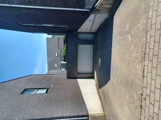 <p><strong>Op zoek naar een ruim duplex appartement met twee slaapkamers en een autostaanplaats? Zo gevonden!</strong></p><p>Dit duplex appartement is voorzien van een<strong> inkomhal met apart toilet</strong>. Via de inkomhal komt men onmiddellijk in de <strong>open ingerichte keuken</strong> die aansluiting heeft met het<strong> terras</strong> en de <strong>L-vormige leefruimte</strong>. De keuken is voorzien van een vaatwasser, kookplaat (keramische), dampkap, oven, dubbele inox spoelbak en koelkast. Aansluitend is er ook nog de<strong> berging</strong> die dienst doet als technische ruimte en voorzien is van een aansluiting voor wasmachine en droogkast. Op de verdieping bevinden zich de<strong> badkamer</strong>, <strong>twee slaapkamers</strong> en een<strong> bureel</strong>. De badkamer is voorzien van een ligbad en douche met dubbele lavabo in meubel. De slaapkamer vooraan heeft een oppervlakte van +/-10 m², de slaapkamer achteraan heeft een oppervlakte van +/-14 m².</p><p>Het duplex appartement heeft nog een <strong>aparte inrit</strong> voor de <strong>ondergrondse autostaanplaats</strong> en <strong>berging</strong> grenzend achter de autostaanplaats.</p>