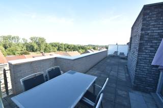 Penthouse met volgende eigenschappen:<br /><br />° wonen in een verzorgde residentie<br />° panoramisch zicht op beide terrassen<br />° lift met directe toegang tot appartement<br />° snelle verbinding met Bilzen, Hasselt en E313.<br /><br />INDELING:<br /><br />° Niveau -1:<br />ondergrondse parkeerplaats - kelderberging<br /><br />° Niveau +3:<br />centrale inkomhal - living - keuken - 2 terrassen - wasplaats - badkamer - gastentoilet - 2 slaapkamers.<br /><br />Terrassen zijn toegankelijk via living en beide slaapkamers.<br /><br />Wil je dit graag pand bezoeken? Surf naar confideo-immo.be en klik verder naar dit pand. Via de knop "Ik ben kandidaat", die je vindt onder de omschrijving van het pand, maak je je huurdersprofiel aan. Doorloop alle stappen en voltooi je aanvraag. Daarna zullen wij je contacteren om een bezichtiging te plannen. <br />