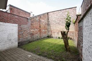 <strong><span>Ruime bel-etage woning met veel lichtinval te huur in Leuven met o.a. 4 slaapkamers, ommuurde stadstuin, ruime garage en 2 badkamers. Bewoonbare oppervlakte van de woning bedraagt 190 m². EPC: 173 kWh/m²/j<br /><br />De woning is gelegen in een zeer rustige straat, goed bereikbaar en op wandelafstand van het station van Leuven.<br /><br /></span></strong>Het gelijkvloers van de woning bestaat uit een inkomhal, apart toilet, ruime garage, wasplaats en berging, tuin. <br />Op de eerste verdieping bevindt zich een nachthal, aparte keuken (inductiekookplaat, oven, koelkast, diepvriezer, afwasmachine), badkamer met ligbad en lavabo, ruime living met terras.<br />Op de tweede verdieping vinden we 3 slaapkamers, een badkamer met douche en lavabo, apart toilet en traphal.<br />De derde verdieping bestaat uit een zeer ruime zolderkamer met kitchenette en lavabo.<br /><br />Beschikbaar vanaf 1 september 2026. Ideaal voor Co-housing. Domiciliëring door alle huurders verplicht. <br /><strong><span><br />Interesse? Mail naar linda@immogve.be of bel naar 016/56.56.14</span></strong>