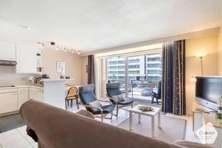 In de hoog gewaardeerde residentie Duinenveld, op wandelafstand van de winkelstraat en de Zeedijk van Nieuwpoort-Bad, vinden we deze <strong>instapklare</strong> studio met afgesloten slaaphoek terug.<br />Een <strong>ideale</strong> <strong>uitvalbasis</strong> voor uw verblijf aan de Belgische kust!<br /><br />Dit aanbod geniet van volgende indeling:
<ul>
<li>Inkomhal;</li>
<li>Gezellige, <strong>brede</strong> <strong>leefruimte</strong> met grote raampartijen die zorgen voor <strong>veel</strong> <strong>lichtinval</strong>;</li>
<li>Open, volledig ingerichte keuken;</li>
<li><strong>Ruim</strong> <strong>terras</strong> met open zicht op de Franslaan;</li>
<li>Aparte slaapkamer met dubbel opklapbed;</li>
<li>Badkamer met ligbad/douche combinatie;</li>
<li>Apart toilet;</li>
</ul>
Enkele troeven:
<ul>
<li>Grote kelderberging <strong>inbegrepen</strong> bij aankoop;</li>
<li><strong>Verkoop door de eerste eigenaar, die het pand nooit heeft verhuurd</strong>;</li>
<li>Gunstig <strong>EPC-label B</strong>;</li>
</ul>
Benieuwd? Aarzel niet om ons te contacteren.
