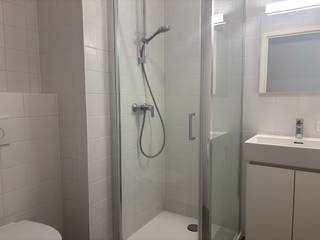 Op zoek naar een comfortabele en energiezuinige duplex studio in het centrum van Leuven? Dan is dit zeker een kijkje waard.<br /><br />Gelegen op het 2e verdiep in een splinternieuwe residentie langs de Bondgenotenlaan en de Jan Stasstraat in Leuven.<br />De residentie heeft een gemeenschappelijke binnentuin, gezellige ontspanningsruimte, afvalcontainers en een gemeenschappelijke fietsenstalling. <br /><br />De studio heeft een strakke inrichting met een ingebouwde bureautafel, keuken met combi-oven, frigo (vriesvak incl.) en spoelbak. De badkamer is uitgerust met een cabinedouche, lavabomeubel en een toilet. <br />Gordijnen en verlichtingsarmaturen zijn inbegrepen. <br /><br />De studio is voorzien van driedubbel glas met zeer kwalitatieve raamprofielen uit aluminium. Samen met de laatste isolatie technieken bekomen we zo een geruisloze studio die zeer energiezuinig is.<br /><br />De studio geniet van een uitstekende locatie langs de Bondgenotenlaan, te midden van een levendige buurt met diverse winkels, waaronder een Albert Hein, gezellige bars en restaurants op wandelafstand. Een bushalte bevindt zich vlak aan de residentie en het treinstation bevindt zich op 5min wandelafstand.<br /><br />De huurprijs voor deze studio bedraagt 890 EUR, met daarbovenop 80 EUR forfait voor gemeenschappelijke kosten (verwarming, warm water, internet, afvalcontainers en alle verbruik en onderhoud van de gemeenschappelijke delen). <br />Elektriciteit en koud water zijn apart aan te sluiten.<br /><br />Maak zelf een afspraak via onze online agenda of neem contact met ons op voor meer informatie op 016 23 90 81. Wij zijn bereikbaar op weekdagen tussen 10u en 13u.<br />[Domiciliëring is niet mogelijk op dit adres. Enkel met inschrijving universiteit of hogeschool]