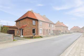 In de wijk Nieuwstad, nabij het stadscentrum van Veurne, bevindt zich deze op te frissen halfopen bebouwing.De woning is als volgt ingedeeld: via de...