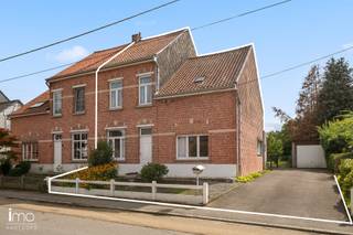Op een uitstekende locatie in Haacht, vlakbij nodige invalswegen en het station, vinden we deze charmante woning uit 1920 terug. De woning is toe aan een grondige renovatie, maar beschikt over een degelijke structuur en biedt bijzonder veel mogelijkheden voor wie op zoek is naar een karaktervolle woning die volledig naar eigen smaak kan worden ingericht. Met een bewoonbare oppervlakte van maar liefst 190m², gelegen op een prachtig zuidwest gericht perceel van ruim 16 are, vormt dit pand de ideale basis voor een prachtig renovatieproject met potentieel.<br /><br />Op het gelijkvloers beschikt de woning momenteel over een ruime leef- en eetruimte, een keuken met aansluitende veranda en een badkamer. De eerste verdieping omvat drie ruime slaapkamers en daarnaast een casco ruimte die perfect kan worden ingericht als ensuite dressing, extra badkamer of multifunctionele ruimte.<br /><br />Ook de zolder biedt nog tal van mogelijkheden en kan, mits de nodige inrichting, worden omgevormd tot een vierde slaapkamer, hobbyruimte, bureau of polyvalente ruimte.<br /><br />Buiten beschikt het perceel bovendien over een externe garage en extra bergruimte.<br /><br />Deze woning is een unieke opportuniteit voor wie droomt van een karaktervolle gezinswoning op een ruim perceel, waarbij locatie, ruimte en renovatiepotentieel perfect samenkomen. Voor meer informatie of een bezoek kunt u ons steeds contacteren op het nummer 015/21.21.21 of via olivier.lievens@imovastgoed.be. <br />En als u zich afvraagt wat uw eigen woning waard is, neem dan gerust contact op voor een gratis waardebepaling.
