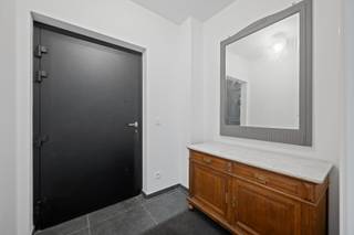 Dit prachtige appartement uit 2016 is gelegen in het centrum van Tienen en biedt alle comfort. Het appartement is gelegen op de eerste verdieping en beschikt over een ruim terras waar je heerlijk kunt genieten. Daarnaast is er ook een lift aanwezig in het gebouw, wat het makkelijk maakt om de verdieping te bereiken. Het appartement beschikt over 2 slaapkamers, waardoor het ideaal is voor een klein gezin of een koppel dat graag wat extra ruimte heeft. Daarnaast is er ook een moderne badkamer aanwezig, voorzien van alle nodige faciliteiten en een apart toilet. Daarnaast is er natuurlijk ook nog de ruime en lichtrijke leefruimte met een open, volledig uitgeruste, keuken. Kortom, dit appartement in Tienen biedt alles wat je nodig hebt voor een comfortabel en aangenaam verblijf. Met zijn moderne voorzieningen, ruime kamers en gunstige ligging, is dit de ideale plek om te wonen.
