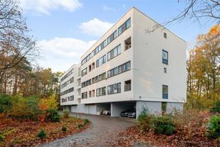 Een unieke kans om een knap gerenoveerd duplex appartement te verwerven in een uitzonderlijke groene en rustige omgeving. Deze woning werd...