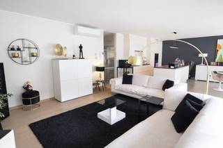 Dit lichtrijke tweeslaapkamerappartement is gelegen op de tweede verdieping van een kleinschalige residentie met slechts twee wooneenheden, pal in het centrum van Roeselare. Dankzij deze uitstekende ligging bevinden winkels, horeca en openbaar vervoer zich op wandelafstand, terwijl u toch geniet van rust, privacy en optimaal wooncomfort. Het gebouw is bovendien uitgerust met een lift, wat bijdraagt aan extra comfort en toegankelijkheid.<br /><br />Via de inkomhal betreedt u de ruime leefruimte, die baadt in het natuurlijke licht en voorzien is van airconditioning en zonnescreens aan de voorzijde, wat zorgt voor een aangenaam binnenklimaat in elk seizoen. Aansluitend bevindt zich de modern ingerichte keuken met hoogwaardige ATAG-toestellen, waaronder een kookplaat, spoelbak, microgolfoven, oven, koelkast en vaatwasmachine. Het volledige appartement werd steeds zeer goed onderhouden en verkeert in uitstekende staat.<br />Verder beschikt het appartement over twee volwaardige slaapkamers en een stijlvolle badkamer met dubbele wastafel, ligbad en aparte douche. Daarnaast is er een praktische berging met aansluiting voor wasmachine. De verwarming gebeurt via centrale verwarming op gas. Daarnaast is een waterverzachter aanwezig. <br /><br />Tot slot beschikt het appartement over twee terrassen, zowel aan de voor- als achterzijde, waardoor u op elk moment van de dag van de zon kan genieten.<br />Een instapklaar, comfortabel appartement op een absolute topligging — zeker een bezoek waard!<br /><br />Beschikbaar vanaf: 1 mei 2026<br />Gemeenschappelijke kosten: €100/maand<br /><br /><u><strong>Benieuwd naar dit appartement?</strong></u><br />Ga naar de website www.dicasa.be, klik op het pand dat je wenst te huren en vul via de knop "Bezoek aanvragen" een kort profiel in. Daarna nemen we contact met je op voor een bezoek. Telefonisch kunnen er geen afspraken gemaakt worden.<br /> 