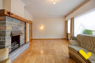 <p>Te renoveren halfopen bebouwing op een centrale en rustige ligging, Mol-Ezaart<br /><br />Deze halfopen bebouwing is gelegen in een rustige woonstraat te Mol en biedt een uitstekende basis voor wie op zoek is naar een renovatieproject met potentieel. De woning beschikt over een solide structuur en een functionele indeling, waardoor ze tal van mogelijkheden biedt om naar eigen smaak en noden te worden ingericht.</p>
<p>De ligging in de Klaverstraat combineert een rustige woonomgeving met een vlotte bereikbaarheid van het centrum van Mol, scholen, winkels en openbaar vervoer.<br />De woning is tevens te bereiken via een servitudeweg vanuit de Maaistraat.</p>
<p>Deze woning is ideaal voor handige doe-het-zelvers, investeerders of gezinnen die hun eigen thuis willen creëren via renovatie.</p>