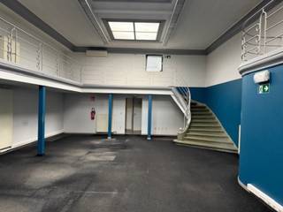 <p><strong>Ruime kantoor- of winkelruimte te huur – Centrum Mol</strong></p>
<p>📍 Gelegen op toplocatie in het hart van Mol, met uitstekende zichtbaarheid en achteringang naar openbare parking (achter de kerk). Deze instapklare ruimte is perfect geschikt voor kantoren, praktijk of handelszaak.</p>
<p><strong>Indeling gelijkvloers:</strong> Onthaalruimte (20 m²), afzonderlijk kantoor (24 m²), ruim landschapskantoor (100 m²), 2 bergruimtes (10 m² en 16 m²), extra kantoor (16 m²), keuken (17 m²) en toilet.<br /><strong>1e verdieping:</strong> Groot kantoor (38 m²) en badkamer met douche, lavabo en toilet.<br /><strong>2e verdieping:</strong> Drie polyvalente ruimtes (16 m², 25 m² en 11 m²).</p>
<p>✅ Meer dan 300 m² bruikbare ruimte<br />✅ Achteringang naar publieke parking<br />✅ Centrale ligging met veel passage<br />✅ Onmiddellijk beschikbaar</p>
<p>📞 Interesse? Neem snel contact op voor een bezoek en ontdek de mogelijkheden!</p>