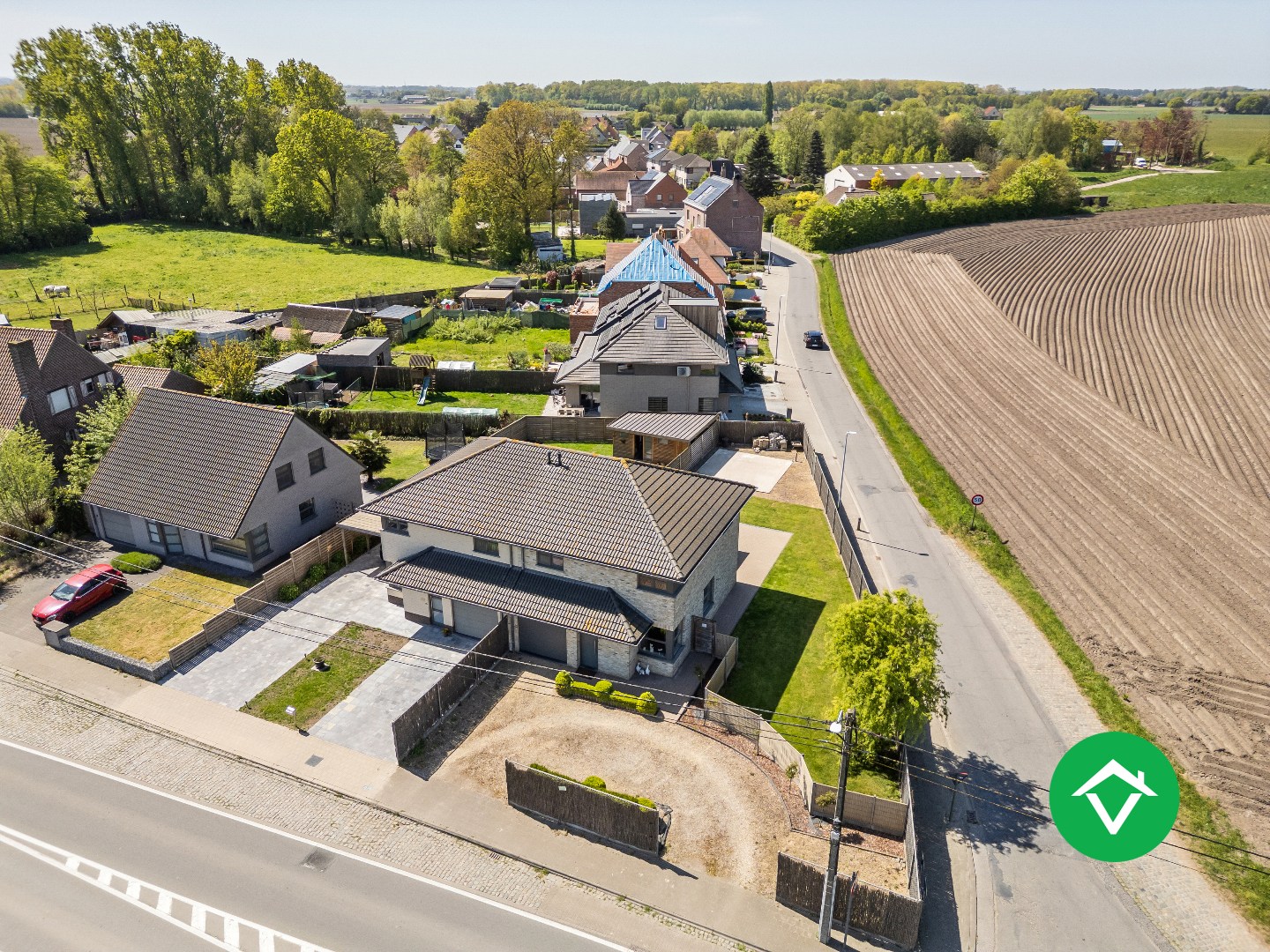 Recente woning (2011) met 3 slaapkamers, inpandige garage en vergezichten te Koekelare - foto 2