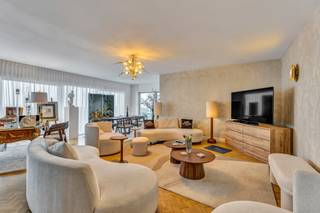 <p>Ontdek deze uitzonderlijke penthouse, gelegen op de 21ste verdieping van de gegeerde residentie <strong>"Arc-en-Ciel"</strong> in Sint-Jans-Molenbeek. Een unieke eigendom die ruimte, comfort en een adembenemend uitzicht combineert.</p><p>Met een bewoonbare oppervlakte van circa <strong>220 m²</strong> en maar liefst <strong>122 m² aan terrassen</strong>, geniet u hier van een ongeëvenaard panoramisch zicht over Brussel. Dankzij de ideale zuidwestelijke oriëntatie baadt de leefruimte de hele dag in natuurlijk licht.</p><p>De penthouse beschikt over een royale woonkamer van 48 m², een indrukwekkende open leefkeuken van 34 m², vier slaapkamers en drie badkamers. De hoogwaardige designkeuken werd recent vernieuwd en combineert functionaliteit met een stijlvolle afwerking.</p><p>De grote raampartijen met dubbele beglazing zorgen niet alleen voor een optimale lichtinval, maar dragen eveneens bij aan het aangename wooncomfort.<br /></p><p><strong>Indeling</strong></p><ul><li><p>Ruime woonkamer van 48 m²</p></li><li><p>Open leefkeuken van 34 m²</p></li><li><p>4 slaapkamers of 3 slaapkamers met bureau/dressing</p></li><li><p>3 badkamers</p></li><li><p>Meerdere zonovergoten terrassen met een totale oppervlakte van 122 m²</p></li><li><p>Private kelder</p></li></ul><p><strong>Extra</strong><br />Mogelijkheid tot aankoop van een afgesloten garagebox voor <strong>€ 25.000</strong>.<br /></p><p><strong>Troeven</strong></p><ul><li><p>Penthouse op de 21ste verdieping</p></li><li><p>Uitzonderlijk panoramisch uitzicht</p></li><li><p>122 m² terrassen</p></li><li><p>220 m² bruto bewoonbare oppervlakte</p></li><li><p>Zuidwestelijke oriëntatie</p></li><li><p>Hoogwaardige keuken</p></li><li><p>Mogelijkheid tot 4 slaapkamers</p></li><li><p>Afgesloten garagebox mogelijk</p></li><li><p>Nabij openbaar vervoer, winkels, scholen en belangrijke invalswegen</p></li></ul><p>Een zeldzame kans voor wie op zoek is naar een exclusieve woonst op een toplocatie in Brussel. Stedenbouwkundige inlichtingen in aanvraag.</p>
