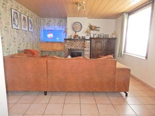 Op een rustige en landelijke locatie kunt u deze woning met garage en 2 parkeerplaatsen terugvinden.<br />Genieten van de landelijke omgeving kan vanop het terras omgeven door tuin.<br />Dankzij de vlotte verbinding met de N305 zijn omliggende gemeenten en voorzieningen makkelijk bereikbaar.<br /><br />Indeling:<br />GV: woonkamer - keuken met elektrisch koken, dampkap, koelkast en dubbele spoelbakken - berging - apart toilet - slaapkamer - badkamer met lavabo, ligbad met douchemogelijkheden en aansluiting voor wasmachine.<br /><br />1e V: ruime overloop met ingemaakte kasten die benut kan worden als hobbyruimte, dressing of bureelruimte - slaapkamer - apart toilet.<br /><br />Algemeen:<br />- EPC 619 - label F<br />- Bewoonbare oppervlakte: 91 m²<br />- Wordt verwarmd door middel van mazoutkachel<br />- Rustige ligging<br />- Vrij vanaf 01/10/2026<br /><br />Huurprijs: € 700/maand.