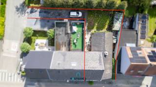 Gelegen in het centrum van De Pinte, op wandelafstand van scholen, winkels, openbaar vervoer,... treffen we deze te renoveren halfopen bebouwing aan.
Het huis heeft de volgende indeling: inkomhal, leefruimte, ruime keuken, badkamer met douche, dubbele lavabo en voorzieningen wasmachine,.. en een apart toilet. verder op het gelijkvloers is er een grote garage en een kelder. Op de eerste verdieping zijn er 2 slaapkamers. De zolder, die via vaste trap te bereiken is, kan verder ingericht worden als extra grote slaapkamer.
Buiten is er een goed georiënteerde tuin en een aparte, privatieve oprit voor 3 wagens (te bereiken via de Eeuwfeestlaan.)
grote troeven hier zijn: toplocatie, goede oriëntatie, ruimte, charme en mogelijkheden.
Renovatieverplichting: ja
Voor meer informatie of een bezoek kan u terecht bij Sander Dejonghe via sander@vastgoeddejonghe.be
Alle dossierstukken kan u downloaden op www.vastgoeddejonghe.be
