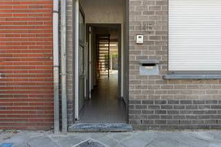 <p><strong>Instapklare starterswoning met 3 slaapkamers in het centrum van Lokeren</strong></p>
<p>Op zoek naar een betaalbare en instapklare woning op een toplocatie? Dan is deze charmante rijwoning in het centrum van Lokeren zeker een bezoek waard!<br />De woning beschikt over een <strong>bewoonbare oppervlakte van ca. 112m²</strong> op een <strong>perceel van 120m²</strong> en werd <strong>volledig gerenoveerd in 2013</strong>. Dankzij de kwalitatieve renovatie is de woning meteen bewoonbaar en hoeft ze enkel nog naar eigen smaak opgefrist te worden.</p>
<p><u>Indeling:<br /></u>Binnen betreed je via aparte inkomhal de aangename leefruimte (ca. 34m²), een functionele keuken met ontbijthoek (ca 14m²) en zicht op de tuin en een badkamer voorzien van inloopdouche, lavabo met meubel en toilet.<br /><br />Boven zijn er <strong>2 volwaardige slaapkamers</strong> (ca. 11 en 13m²) en een ingerichte zolder, toegankelijk via vaste trap met mogelijkheid tot 3<sup>de</sup> slaapkamer (ca. 12m²).</p>
<p>Achteraan geniet je van een <strong>onderhoudsvriendelijke tuin</strong> met een <strong>aangelegd terras (zuidwest georiënteerd)</strong> en een <strong>tuinberging</strong> – ideaal om in alle rust van het buitenleven te genieten.</p>
<p>Ook technisch zit deze woning goed:</p>
<ul>
<li><strong>EPC-label C, dus geen renovatieverplichting</strong></li>
<li><strong>Asbestveilig</strong></li>
<li><strong>Elektrische installatie conform</strong></li>
<li>Volledig gerenoveerd in 2013</li>
</ul>
<p>De ligging is een absolute troef: <strong>centraal in Lokeren</strong>, op wandel- en fietsafstand van winkels, scholen, openbaar vervoer en <strong>het ziekenhuis</strong>. Bovendien is er <strong>veel parkeergelegenheid in de straat</strong>.</p>
<p>Deze woning is dan ook de <strong>ideale starterswoning</strong> of een interessante investering voor wie op zoek is naar een instapklare woning met een uitstekende ligging.</p>
<p><strong>Troeven op een rij:</strong></p>
<ul>
<li>3 slaapkamers</li>
<li>Volledig gerenoveerd in 2013</li>
<li>EPC C-label</li>
<li>Asbestveilig</li>
<li>Conforme elektrische keuring</li>
<li>Onderhoudsvriendelijke tuin met terras en tuinberging</li>
<li>Centrale ligging en verbinding E17, N70 en centrum</li>
<li>Voldoende parkeergelegenheid in de straat</li>
<li>Instapklaar, enkel nog op te frissen naar eigen smaak</li>
</ul>
<p>Interesse? Contacteer ons vandaag nog voor een bezichtiging en ontdek zelf de mogelijkheden van deze gezellige woning!</p>
<p>Stedenbouwkundige info in aanvraag.</p>
