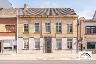 Dit pand, renovatie project!, is gelegen in het centrum van Lochristi-Zeveneken, en vormt een mooie opportuniteit voor wie op zoek is naar een ruime woning met veel mogelijkheden om er een toekomstgericht pand met veel authentieke elementen in onder te brengen. Afbraak en opbouw appartementen wordt niet toegestaan door huidige eigenares! De statige inkomhal verdeelt het gelijkvloers in twee helften : aan de rechterkant bevindt zich een ruime leefruimte, en aan de linkerkant vinden we een bureelruimte en een doorgangsruimte die uitkomt in de keuken en bijkeuken. De verbondenheid met de grote tuin is sterk aanwezig, wat zeker een meerwaarde is bovenop de hoge plafonds. Op de eerste verdieping is er voorzien in vier grote slaapkamers en een badkamer, en daarbovenop is er nog een zee aan ruimte voor extra kamers. De robuuste dakstructuur vormt hier zeker een mooi begin van stijlvolle ruimtes. De grote tuin vormt een nog extra troef. De woning heeft heel veel liefde nodig, maar kan zeker omgevormd worden tot een heel mooi project. Inschrijven via mail naar stefan@immo-home.be, geen telefonische inschrijvingen! Volg ons op Fb en Insta. Voor meer info: www.immo-home.be. GRATIS SCHATTING & GRATIS FINANCIEEL ADVIES