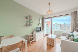<div>
<div>
<section>
<div>
<div>
<div>
<div>
<div>
<div>
<p><strong>Knusse studio met zonnig terras in het hart van Westende</strong><span></span></p>
<p>Deze verzorgde studio van 18 m² is gelegen op de vierde verdieping van Residentie WESTEND PALACE C1, pal in het centrum van Westende en vlak achter de zeedijk.</p>
<p>De studio omvat een inkomhal met wandkeuken, een aangename en lichtrijke leefruimte met terras aan de zonnekant, een badkamer met ligbad/douche, lavabo en toilet, evenals een private ondergrondse kelder.</p>
<p>Dankzij de centrale ligging bevinden winkels, horecazaken, openbaar vervoer en het strand zich op wandelafstand.</p>
<p>Residentie WESTEND PALACE biedt bovendien heel wat extra comfort, waaronder een private tuin, een overdekt zwembad en een conciërge.</p>
<p>Een ideale pied-à-terre aan zee!</p>
</div>
</div>
</div>
</div>
<div></div>
<div>
<div></div>
</div>
</div>
<div>
<div></div>
</div>
</div>
</section>
</div>
</div>
<div></div>