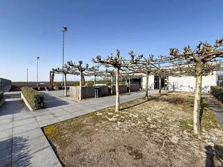 In het groene en vlot bereikbare Torhout bevindt zich dit volledig ingerichte sportcomplex op een perceel van ca. 10.500 m². Een unieke...