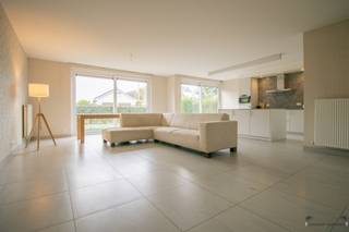 Gelijkvloers appartement van 114 m² met 2 slaapkamers en privé tuin. Dit instapklaar gelijkvloers appartement biedt een bewoonbare oppervlakte van...