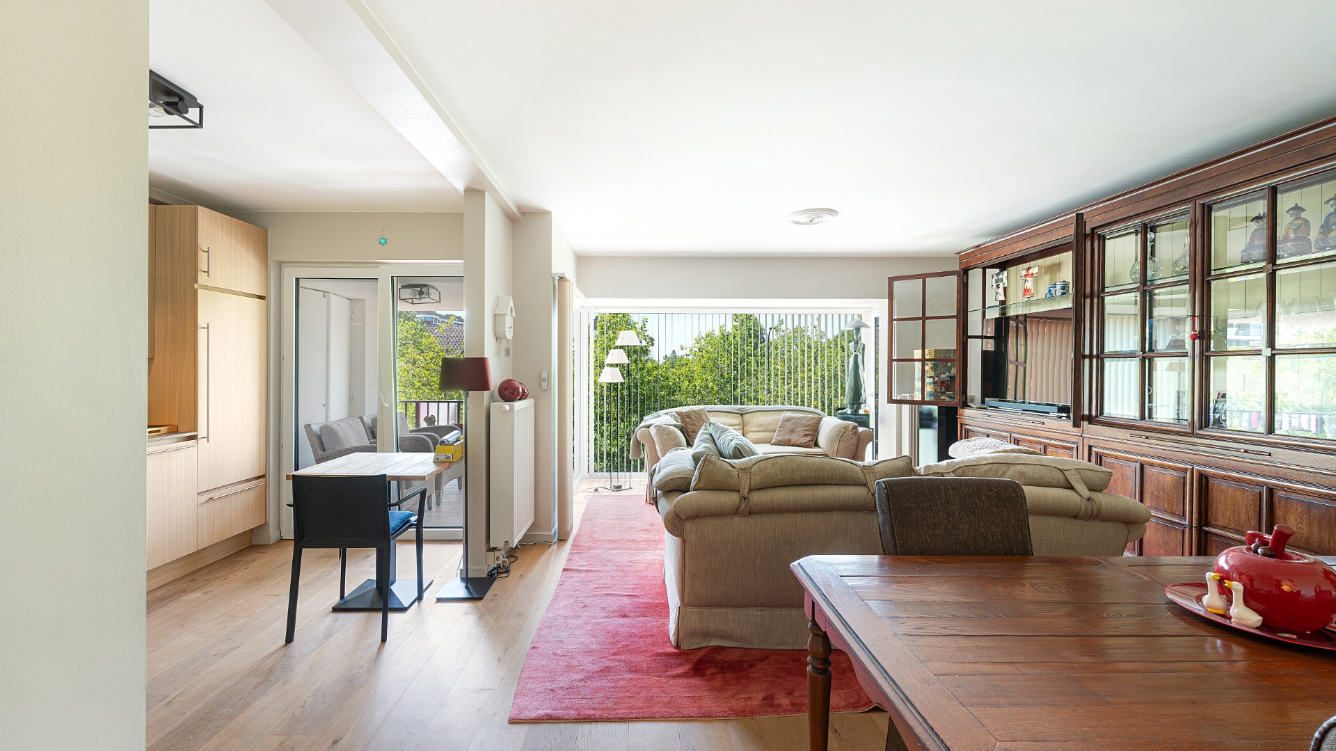 Un appartement spacieux et récemment rénové, offrant une belle vue dégagée, trois chambres à coucher et une terrasse ensoleillée, situé dans une petite copropriété résidentielle à proximité de Duinenwater, de la gare et des commerces de Knokke-Heist. - photo 2
