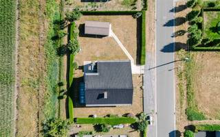 <p><span>DESTELBERGEN - Landelijk gelegen open bebouwing </span></p><p><span> </span></p><p><span>Gelegen aan de Veldekensstraat 37 te Destelbergen vindt u deze open bebouwing met drie slaapkamers, een ruime garage en een mooi uitzicht over de omliggende velden. De landelijke omgeving wordt gecombineerd met een vlotte bereikbaarheid dankzij de nabijheid van de R4.</span></p><p><span> </span></p><p><span>Via de inkomhal bereikt u de leefruimte, met aansluitend de keuken. Verder vindt u op het gelijkvloers de badkamer en een ruime garage met aansluitend de wasplaats/ berging. </span></p><p><span>Daarnaast is er een droge kelder aanwezig. </span></p><p><span> </span></p><p><span>Op de verdieping bevinden zich drie slaapkamers en een zolder, die voor de nodige extra bergruimte zorgt. </span></p><p><span> </span></p><p><span>Hoewel de woning enige opfrissing kan gebruiken, beschikt ze over een goede basis en heel wat mogelijkheden. </span></p><p><span>De woning beschikt bovendien over EPC-label D, waardoor er geen renovatieverplichting van toepassing is. </span></p><p><span> </span></p><p><span>De combinatie van de open bebouwing, de beschikbare ruimte, het uitzicht over de velden en de goede bereikbaarheid maakt dit een interessante woning voor wie graag landelijk wil wonen en toch vlot verbonden wil blijven met Gent en de omliggende gemeenten. </span></p><p><span> </span></p><p><span>Richtprijs: 365.000 EUR</span></p><p><span> </span></p><p><span>Interesse? Neem contact op met Axel Lenaerts Destelbergen via <span>destelbergen@axellenaerts.be</span></span><span> of 09 219 08 77 voor meer informatie of een bezoek.</span></p>