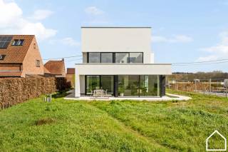 Deze prachtige villa werd verkocht voor publicatie door MaximWenst u ook uw woning te verkopen of deze eens gratis en vrijblijvend te laten...