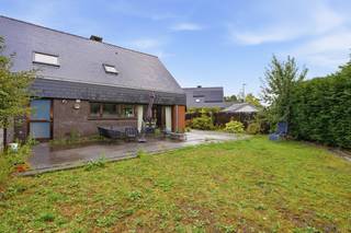 <p>Deze halfopen, op te frissen, gezinswoning is gelegen in één van de <strong>meest gegeerde woonwijken</strong> te Heusden. Met bouwjaar 2008 <strong>voldoet het pand aan alle hedendaagse normen</strong>. De woning biedt een fantastische balans tussen ruimte en comfort, in combinatie met kwaliteitsvolle materialen. Het resultaat is een energiezuinige, stijlvolle thuis die <strong>ruimte, licht en comfort</strong> uitstraalt. De woning dient enkel aangepast te worden naargelang de eigen smaak en wensen! Sedert het bouwjaar werden er geen constructieve zaken aangepast, wel kent de woning een goed onderhoud.</p><p> De indeling is praktisch: inkomhal met gastentoilet, woon- en eetkamer grenzend aan de geïnstalleerde keuken die op zijn beurt toegang heeft tot de ruime garage met afzonderlijke berging. De 1ste verdieping omvat een overloop en drie slaapkamers. De badkamer is centraal gelegen en voorzien van alle comfort. Er is nog een opbergzolder aanwezig, ideaal voor extra opbergruimte. De tuin en het terras, zuidwest georiënteerd, werd volledig aangelegd en kan naargelang eigen wensen verder ingericht worden. Het perceel kent 100% privacy ten opzichte van de buren.</p><p>Het perceel kent voldoende parkeermogelijkheden, alsook voor de deur is er een parking aanwezig. Kortom, een energiezuinige woning die je moet verkennen!</p><p><strong>ALTRO-BEZOEKMOMENT</strong> voorzien op donderdag 17 september tussen 16u30 - 18u30, mits het maken van een afspraak. Contacteer me voor het plannen van een afspraak!</p>