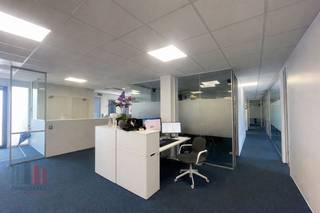 Espace de bureaux de 239 m² à louer dans le Sphere Business Park à Zellik, idéalement situé en périphérie de Bruxelles. Grâce à son emplacement le long de la dynamique Pontbeeklaan, votre entreprise bénéficie d’une excellente visibilité ainsi que d’une accessibilité optimale, avec des connexions directes au Ring R0 et à l’autoroute E40.<br /><br />Cet espace de bureaux prêt à l’emploi est situé au rez-de-chaussée et entièrement équipé pour une utilisation immédiate. Il dispose notamment de l’air conditionné, du double vitrage, d’un chauffage performant, d’un éclairage moderne et sanitaires. La façade récemment rénovée contribue en outre à offrir une image professionnelle et contemporaine à votre entreprise.<br /><br />De plus, 7 places de parking privatives sont incluses, offrant un confort supplémentaire pour les collaborateurs et les visiteurs. L’espace est disponible à partir du 1/05/2026.<br /><br />Intéressé ou souhaitez-vous obtenir davantage d’informations ?<br /><br />Contactez PANORAMA B2B pour plus de détails, les plans ou pour organiser une visite au 0477 09 00 09.