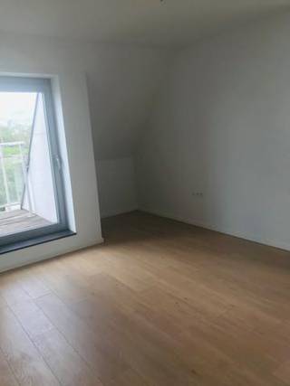 Zeer mooi duplex appartement met 3 slaapkamer in residentieel project "De Schalk", uitzonderlijk gunstig gelegen nabij kruising A12 Brussel-Antwerpen en N16 Mechelen-Dendermonde, hartje Vlaamse Ruit. Bevindt zich in de buurt van winkels, scholen, station, commercieel centrum, ...<br />Het appartement beschikt op de derde verdieping over een inkomhal met mogelijkheid tot het plaatsen van een vestiairekast. Apart gaten toilet, ruime leefruimte met toegang via schuifraam tot zonnig terras en met open keuken (voorzien van koelkast, oven, keramische kookplaat dampkap en vaatwasser) , grote raampartijen aan de leefruimte en ruime berging in de buurt van de keuken, via een beuken trap komt u op de vierde verdieping hier bevinden zich een nachthal, badkamer met douche, toilet, lavabomeubel met spiegelkast, 3 slaapkamers waarvan 2 met terras.<br />Verkoop onder registratie (12%) zo bespaart u 9%BTW op de constructiewaarde!!!!<br />Een staanplaats wordt mee verkocht voor de prijs van €18.000 (deze is niet in de prijs van het appartement inbegrepen) de staanplaats wordt verkocht onder BTW stelsel.)<br />Aarzel niet en neem contact op voor een bezoek ter plaatse 0495/230822