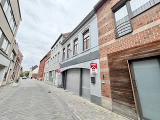 instapklare woning in het volle centrum van Wervik ligt op wandelafstand van de Leieboorden en biedt een ideale combinatie van ruimte en comfort.<br /><br /><strong>Indeling </strong><br />gelijkvloers<br />Inkomhal, apart toilet, grote garage voor 2 auto's en een polyvalente ruimte van 140 m².<br />kan gebruikt worden als handelsruimte of garage/stockage/ slaapkamer <br />Op de <u>eerste verdieping</u> een ruime, lichtrijke living, volledig uitgeruste keuken, apart toilet, berging en een aangenaam terras van 50 m².<br />De <u>tweede verdieping</u> beschikt over een badkamer, twee slaapkamers en een extra berging.<br />Tot slot is er een geïsoleerde <u>zolder (extra slpk mogelijk) </u> en werd de woning voorzien van 10 zonnepanelen. <br /><br /><strong>Troeven </strong>
<ul><li>Instapklaar </li><li>EPC C </li><li>2 staanplaatsen na elkaar ( in de garage) </li><li>Veel mogelijkheden </li><li>Centraal</li></ul>
