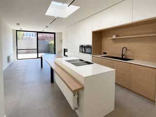 Op een rustige locatie in Roeselare, vlakbij alle nodige voorzieningen, vinden we deze volledig gerenoveerde woning terug. Achter de charmante gevel schuilt een stijlvolle en warme thuis, waar moderne afwerking perfect samengaat met authentieke elementen zoals de originele trap en plankenvloeren.

Via de inkomhal, met praktische ruimte voor jassen en schoenen, betreden we de woning. Deze leidt ons naar de ruime en vooral lichtrijke leefruimte. De volledig geïnstalleerde keuken beschikt over heel wat kastruimte en sluit naadloos aan op de gezellige zithoek met gashaard.

Daarnaast is er op het gelijkvloers nog een handige bureauruimte, ideaal voor thuiswerk, evenals een afzonderlijk toilet. Extra bergruimte is voorzien in de praktische berging aansluitend aan de keuken en in de droge kelder.

Op de eerste verdieping bevindt zich de stijlvolle badkamer, uitgerust met zowel een ligbad als een douche, evenals een eerste ruime slaapkamer. De tweede verdieping biedt nog twee volwaardige slaapkamers.

De woning beschikt bovendien over een aangename stadstuin waar het heerlijk vertoeven is, aangevuld met een praktische tuinberging.

Bent u op zoek naar een stijlvolle, instapklare woning op een rustige ligging? Aarzel niet en plan vandaag nog uw bezoek! Contacteer Bo op 0498 74 25 28. 