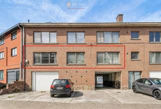 Dit instapklare appartement, volledig gerenoveerd in 2015, is uitstekend gelegen nabij de E314/E40, de Vaartkom, het Park Abdij van Keizersberg en verschillende van winkels. Bovendien bereik je het centrum van Leuven eenvoudig te voet of met de fiets, waardoor je hier geniet van een ideale combinatie van wooncomfort en bereikbaarheid.<br /><br />Het appartement bevindt zich op de eerste verdieping van residentie "De Pomp" en beschikt over een ruime L-vormige leefruimte, een volledig geïnstalleerde keuken met gezellige eetplaats. Vanuit de keuken heb je rechtstreeks toegang tot het zonnige terras van ca. 25 m², een heerlijke plek om in alle rust van het buitenleven te genieten.<br /><br />Verder omvat het appartement twee ruime slaapkamers, een grote kelderberging en maar liefst drie privatieve garageboxen achter het gebouw, een bijzonder zeldzame meerwaarde op deze locatie.<br /><br />Tijdens de renovatie in 2015 werden onder meer de ramen, vloeren, keuken, badkamer, binnendeuren, elektrische installatie (conform), schilderwerken en het terras (EPDM en tegels) volledig vernieuwd, waardoor het appartement vandaag volledig instapklaar is.<br /><br />Bent u op zoek naar een ruim en instapklaar appartement nabij Leuven en dit met een uitzonderlijk aanbod aan parkeermogelijkheden? Dan is deze eigendom zeker een bezoek waard. Voor meer informatie of een bezoek kan u contact opnemen met Jan Schrijvers via 0495 18 95 81 of janschrijvers@immojanstas.be.<br /><br />Bijkomende info (EPC, bodemattest, vastgoedinformatie, enz...) kan U hier downloaden ↓