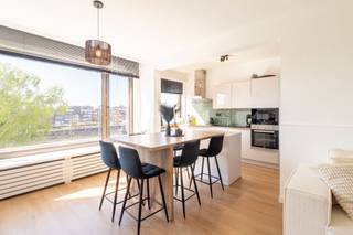 <p>Dit volledig gerenoveerde appartement, gelegen op de tweede verdieping, met drie slaapkamers en een royaal terras biedt modern wooncomfort op een centrale locatie. Openbaar vervoer stopt voor de deur en de A12 is vlot bereikbaar.</p><p><br /></p><p>Het appartement bestaat uit een lichtrijke woonkamer – een moderne en volledig uitgeruste keuken – 3 volwaardige slaapkamers – een badkamer met douche - een ruim terras.</p><p><br /></p><p><strong>Belangrijke troeven: </strong>gunstige EPC en elektriciteit conform - grootste terras van het gebouw- centrale ligging met vlotte bereikbaarheid- kelderberging aanwezig - autostaanplaats mee aan te kopen voor <strong>18.000 euro</strong></p>