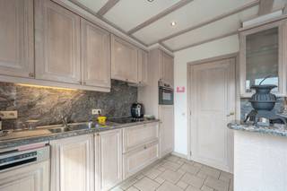 Uitstekend gelegen hoekappartement met twee slaapkamers, centraal in het gezellige Wenduine, op de hoek van de Graaf Jansdijk en de Floorhelling. Dankzij deze toplocatie bevinden winkels, openbaar vervoer, het strand en de zeedijk zich op wandelafstand.<br /><br />Indeling als volgt: inkomhal, woonkamer met open en geïnstalleerde keuken, berging, 2 slaapkamers en badkamer met douche, ligbad, wastafel en toilet. Het zonnige, zuidgerichte terras biedt een aangenaam uitzicht. Zijdelings zeezicht vanuit de masterbedroom. Bovendien beschikt het appartement over een private kelderberging op niveau -1. De verwarming gebeurt via elektrische accumulatieverwarming. Appartement op heden verhuurd op jaarbasis.<br /><br />Voor meer informatie of een bezoek ter plaatse aarzel niet en bel Gaëlle op het nummer 0479 17 17 17.