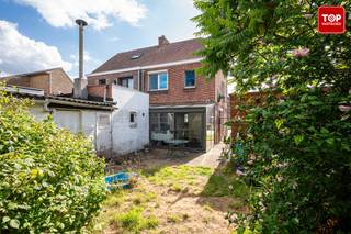 Op een goede locatie, vlak bij de Lembeekse bossen, vind je deze verzorgde halfopen woning met een aangename tuin en veel lichtinval.De leefruimte...