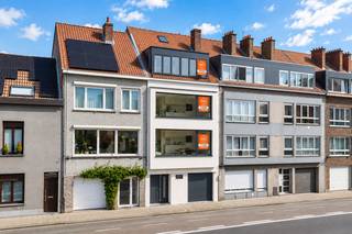 <strong>In hetzelfde gebouw bieden we nog verschillende andere types van appartementen aan, voor meer info of een bezoek bel Philip 0475757251 <br /><br />Gerenoveerd lichtrijk 2-slaapkamerappartement </strong>op toplocatie – instapklaar en uitstekend bereikbaar.<br />Dit charmante appartement bevindt zich op een centrale ligging in Gent, op fietsafstand van het bruisende stadscentrum en op wandelafstand van het prachtige natuurgebied Bourgoyen-Ossemeersen. Winkels, openbaar vervoer en belangrijke invalswegen zijn vlakbij, waardoor je geniet van een ideale combinatie van rust, bereikbaarheid en stedelijk comfort.<br />Het appartement ligt op het tweede verdiep en beschikt over een lichtrijke leefruimte met ruime open keuken, twee volwaardige slaapkamers, een stijlvolle badkamer met douche en toilet. <br /><br /><strong>Recente vernieuwingen (2026):</strong><br />- Voorgevel geïsoleerd, dak geïsoleerd<br />- Raam en schrijnwerk aan de voorgevel vervangen <br />- Nieuwe collectieve gas-condensatieketel met thermostaat (2026)<br />- Keuken, badkamer, vloeren, herpleisteren muren en plafonds, nieuwe elektriciteit,...<br />- Nieuwe leidingen<br />- Totale renovatie met duurzame materialen! <br /><br /><strong>Uitstekende bereikbaarheid</strong><br />- Busverbinding in de straat<br />- ±10 minuten fietsen naar Gent-Sint-Pieters station<br />- ±10 minuten fietsen naar de Kouter<br />- ±10 minuten wandelen naar Bourgoyen-Ossemeersen, natuur om de hoek<br /><span>- </span>±<span>10 min. fietsen: Cultuur, shoppen, Gent-Sint-Pieters én alle hogescholen/uniefs.<br />- </span><span>Stadsmens? Wandel in 35 min. naar het Gravensteen of de Graslei.</span><br /><span>- Sport & Ontspanning: Zin in een ochtendduik? Het Stedelijk Zwembad Rooigem ligt op een steenworp afstand!</span><br />- <span>Topverbinding: Ideale aansluiting op de E40/E17</span><br /><br /><strong>Extra troeven</strong><br />- Volledig instapklaar, heel mooi gerenoveerd!<br />- Energiezuinig<br />- Onderhoudsvriendelijk<br />- Individuele meters per verdieping<br /><span>- Lage kosten: Kleine mede-eigendom zonder syndicus!</span><br /><br />Dit appartement is ideaal als comfortabele woonst vlakbij Gent centrum.<br /><br />OPTIONEEL: Inpandige garagebox te koop 40.0000 euro. (GEEN aankoopverplichting)<br /><br />EPC 196 kWh/(m<sup>2</sup>jaar), energielabel B<br />Asbestveilig: 0 asbestmaterialen<br />Elektrische keuring CONFORM algemeen reglement elektrische intallaties<br />Het perceel te Gent, afdeling 16, sectie K met perceelnummer 0727/00L006 bevindt zich niet in een risicozone voor overstromingen.<br />Stedenbouwkundige inlichtingen in aanvraag, 21/09/2026<br /><br /><strong>Voor meer info of een bezoek bel Philip 0475757251 </strong><br />
